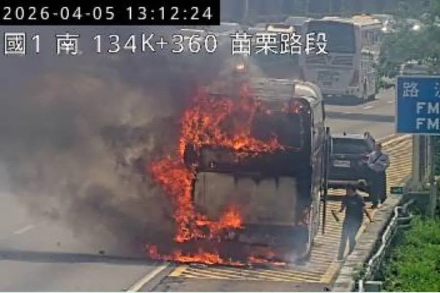 影/國1苗栗段國光客運陷火海燒成骨架　10人急逃