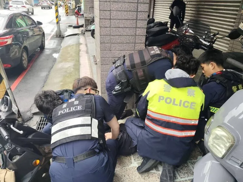 桃園「警民對峙」超硬場面！醉男街頭揮刀叫囂6警壓制