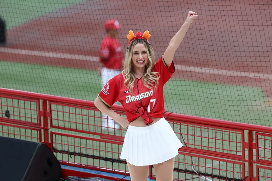 中職/費嫂化身小龍女！應援舞台初體驗　6打席嗨翻全場