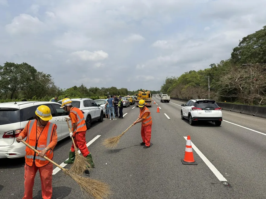 國1苗栗頭屋路段2起連環撞！11車毀損　幸無傷亡