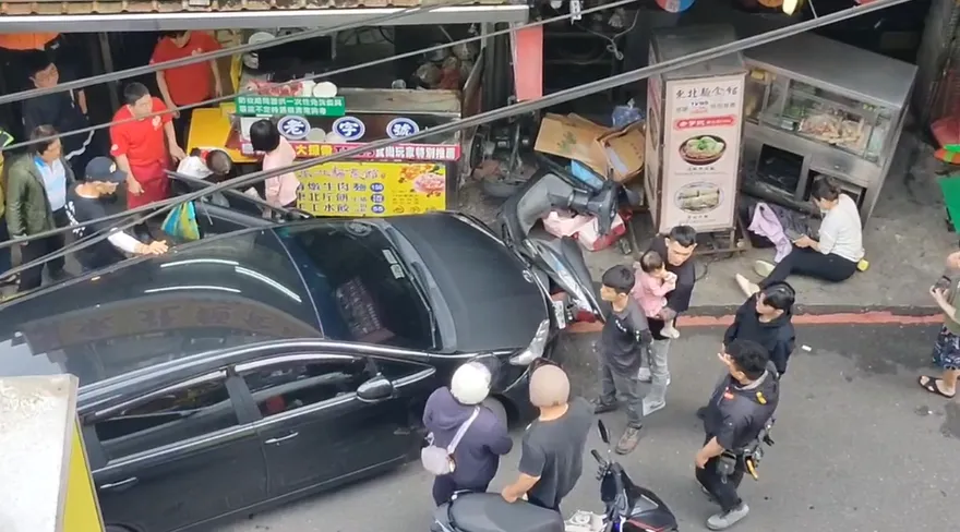 基隆廟口夜市旁轎車失控連撞店面！女騎士受傷送醫　現場一片混亂
