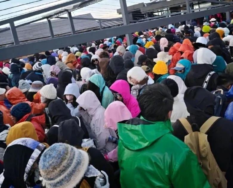 超慘！玉龍雪山刮狂風遊客滯留5小時　嚴寒凍到「失溫狂吐」