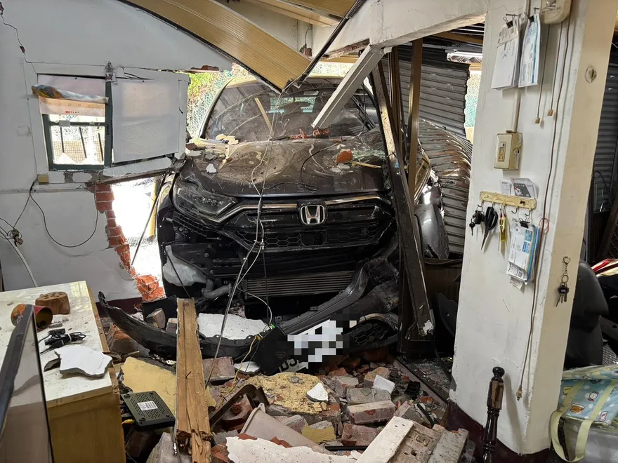 台中7旬婦駕車暴衝撞民宅！夫妻看電視無辜挨撞釀4傷