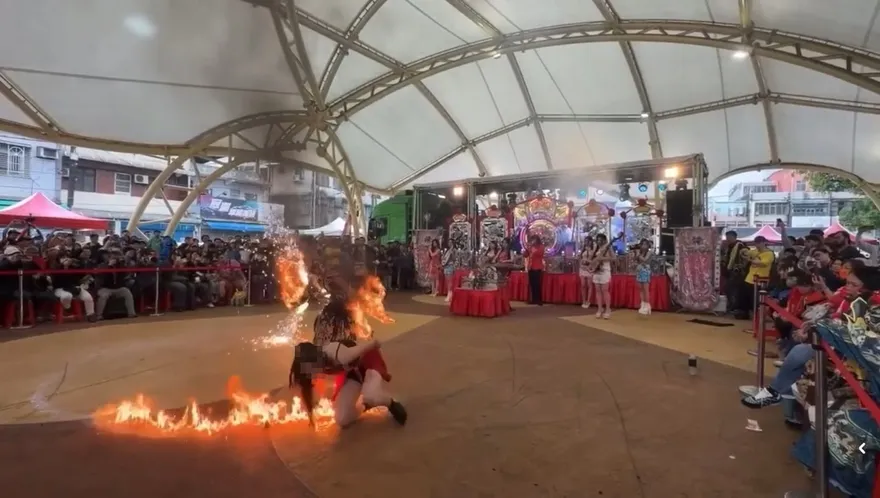 影/百人目睹無人救援！桃園女火舞者遭火吻　舞團道歉了