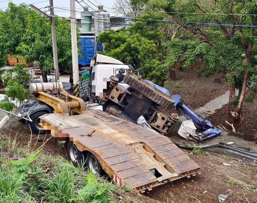 收假日驚魂！國1嘉義段拖板車爆胎衝墜邊坡　回堵7公里