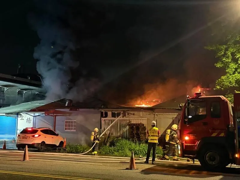 桃園大溪「木造家具工廠大火」！烈焰濃煙竄升驚險直擊