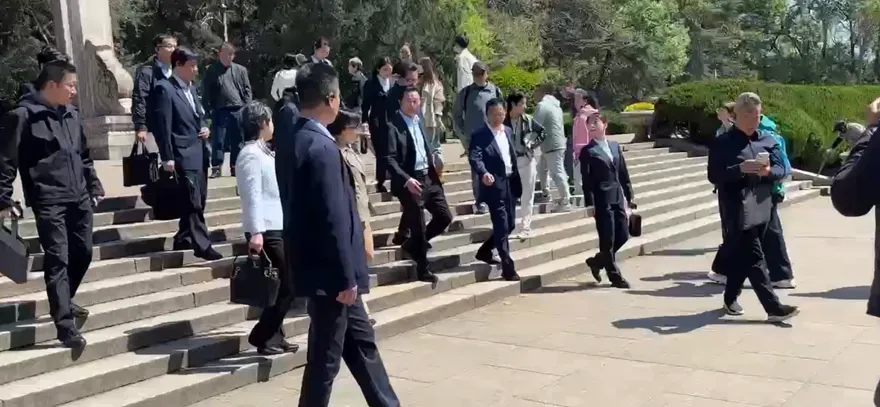 國台辦副主任場勘還送兩本書！　鄭麗文明上中山陵規格受矚