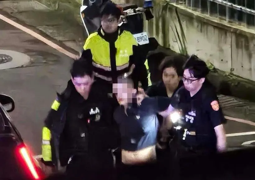 影/五股驚見持刀狂男劫車！警開槍喝止加衝撞「飛撲制伏」