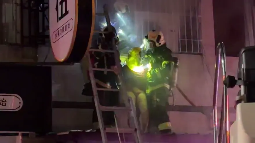 影/我媽還在裡面！高雄透天厝大火勇消破鐵窗救出水果嬤