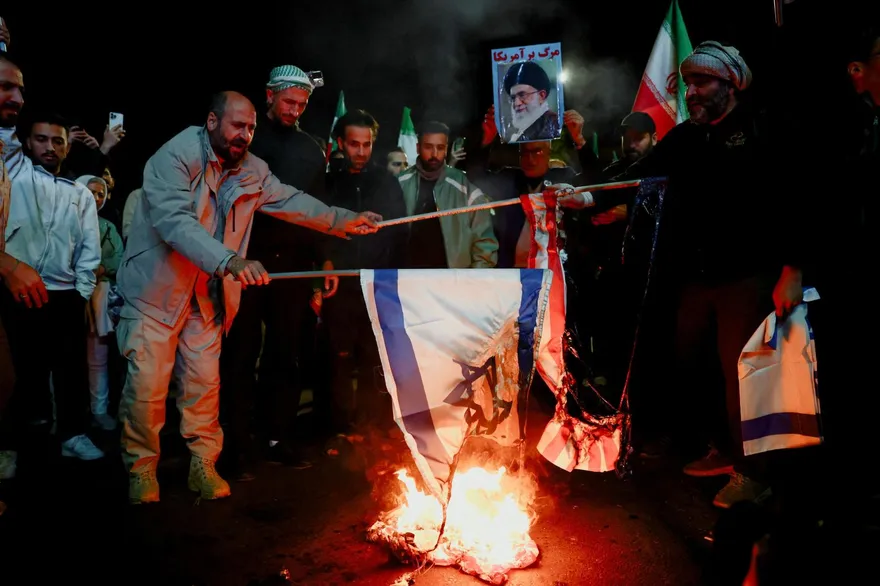 伊朗人不屑停火！怒燒美以國旗　抨擊川普為以色列「拖時間」