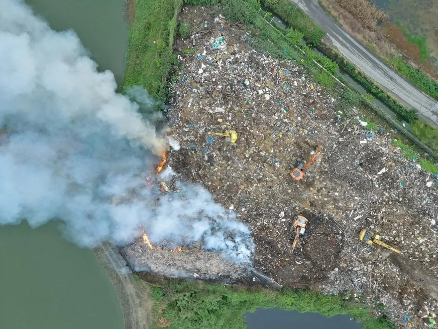影/驚悚空拍片！台南學甲掩埋場「6公尺高廢棄物陷火海」