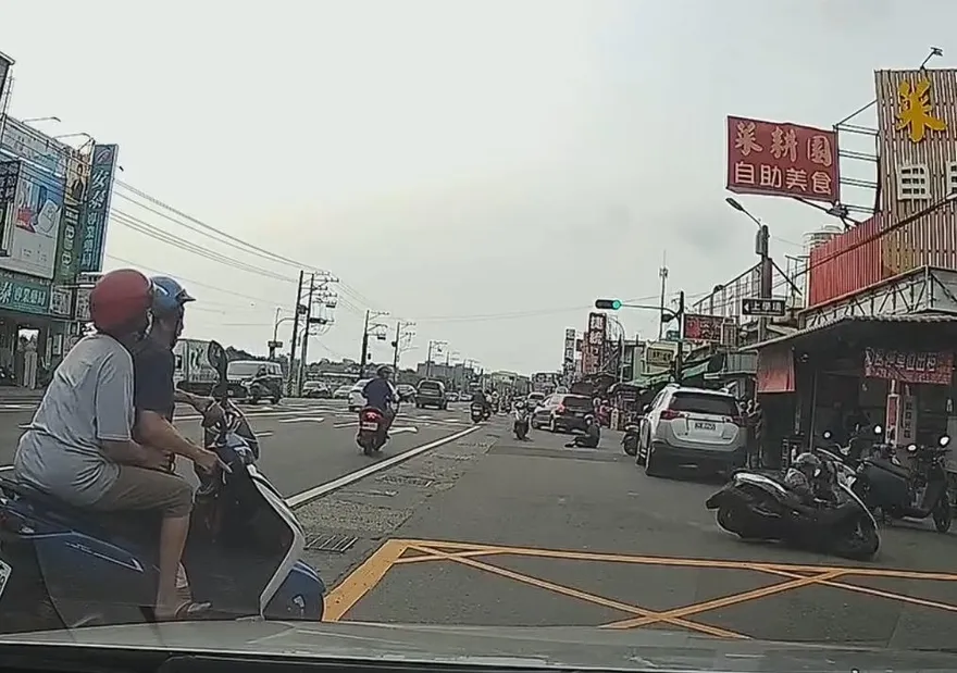 影/好痛片！高雄超衰騎士車禍「買一送一」悲慘直擊