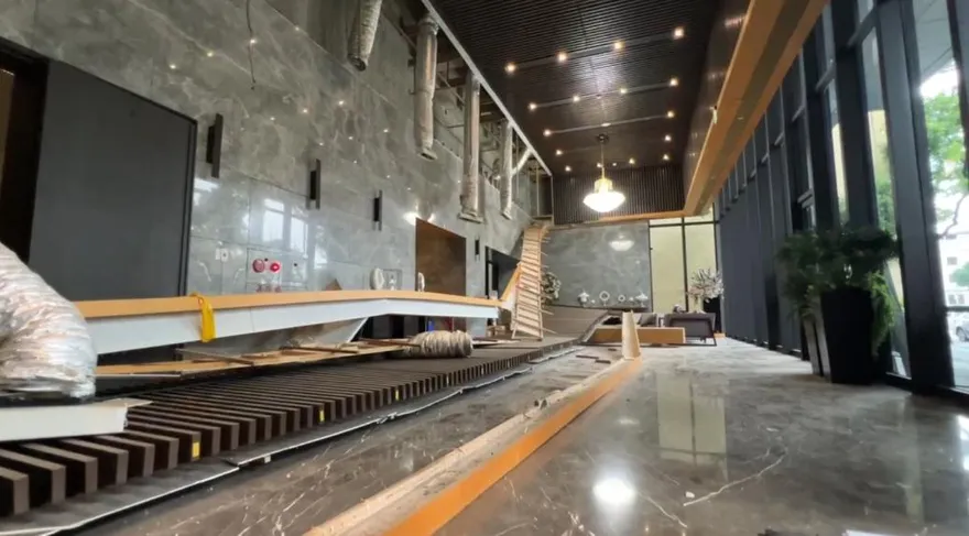 影/啟用8年未點交！高雄大樓天花板坍塌　保全擦傷險遭活埋