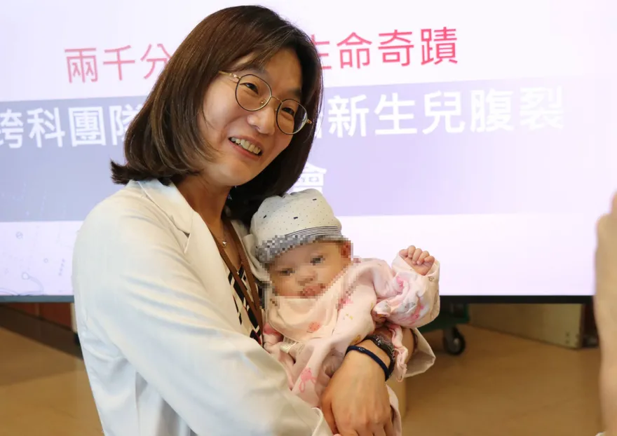 兩千分之一的奇蹟！「出生時腸子就掛在外面」寶寶現況曝光