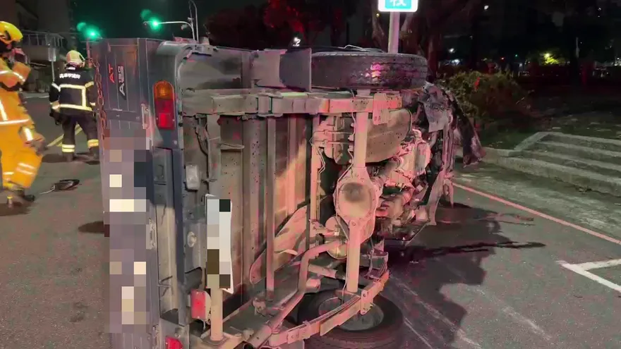 影/如打保齡球！鼓山小貨車連撞5車翻覆　21歲男酒駕送辦