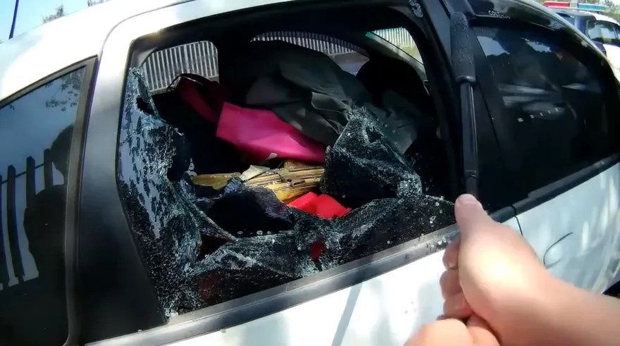 影/換尿布車門突反鎖！女嬰困車內臉紅通通　台中暖警破窗救援