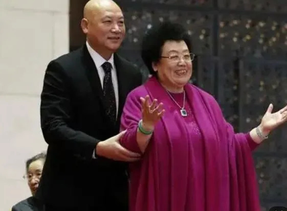 「唐僧老公」送最後一程！陸前女首富今告別式　千億財產成焦點