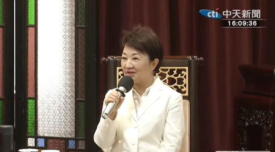 有同胞真好！感謝訪美期間僑胞協助　盧秀燕獻上台中珍奶