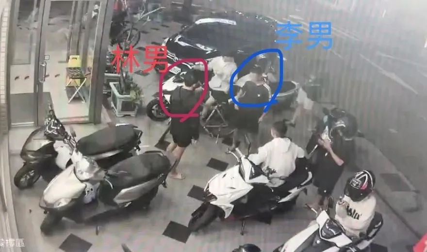 影/嘉義超商爆金錢糾紛！　少年持BB槍恐嚇打人警火速逮捕