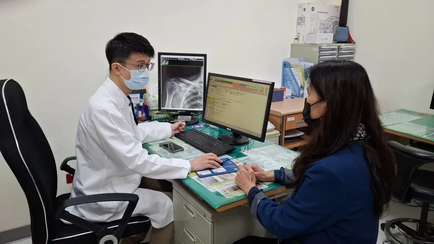 五十肩痛2年推拿都沒效！「針孔手術」讓她重新把手舉高