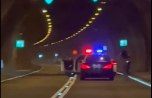 通緝犯國道亂開...被攔「踩油門閃」　女乘客下車蹲地惹注目