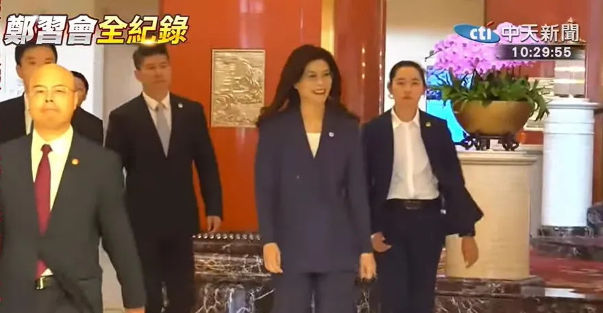 「晴天娃娃」鄭麗文藍紫套裝現身！自信笑喊：鄭習會準備好了