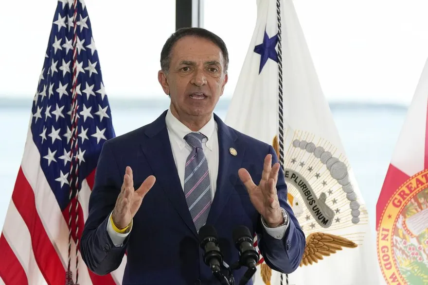 恐怖「父子戀」！美7旬市長35歲前情人暴斃　昔遭扔東西、拖行