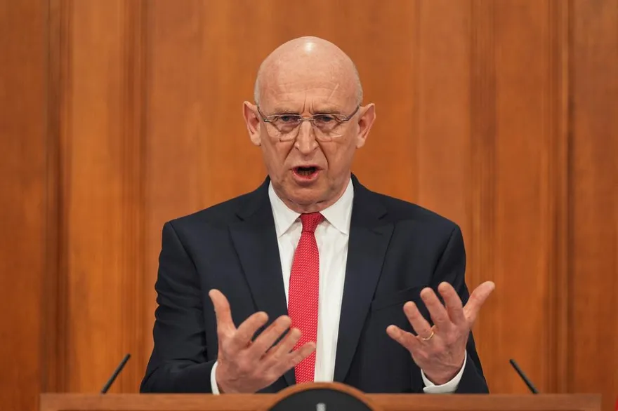 疑遭俄羅斯潛艇監視水下數據電纜　英國防部強勢警告