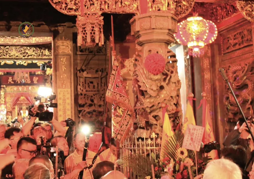 86歲爐主抱病缺席白沙屯媽祖「放頭旗」　兒代父執旗