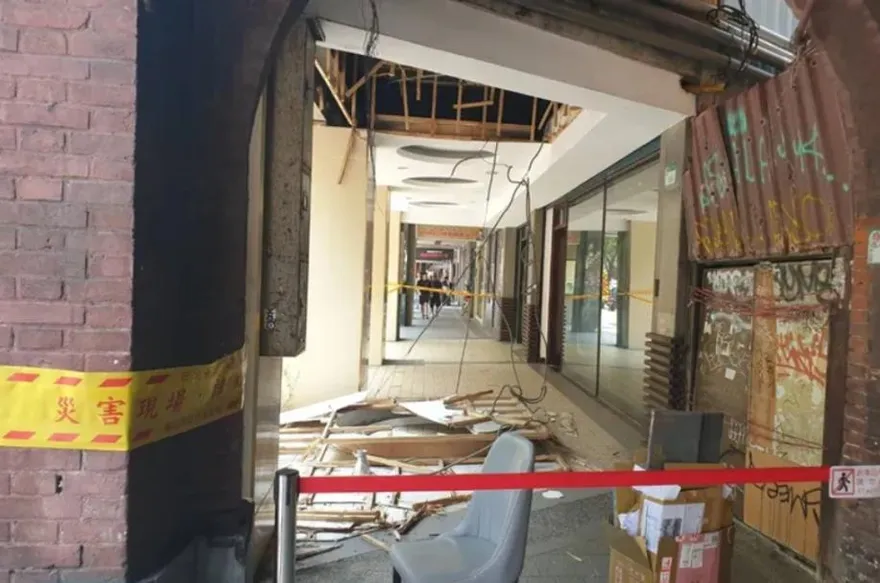 中山商圈騎樓天花板崩塌　男子路過遭砸傷送醫