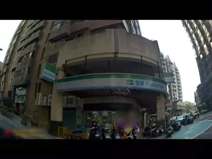 影/高雄男超商前情緒失控亂揮水果刀！警盾上前噴辣椒水制伏