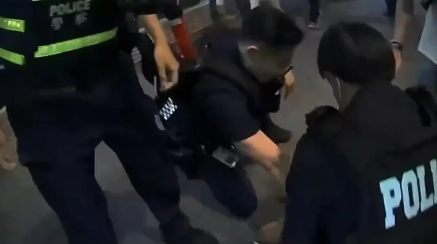 影/北市信義區醉男街頭失控暴走　警壓制管束排除衝突