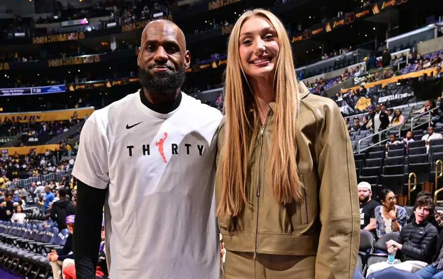 NBA/女籃球星找湖人詹姆斯拍照　兩人看起來竟一樣高