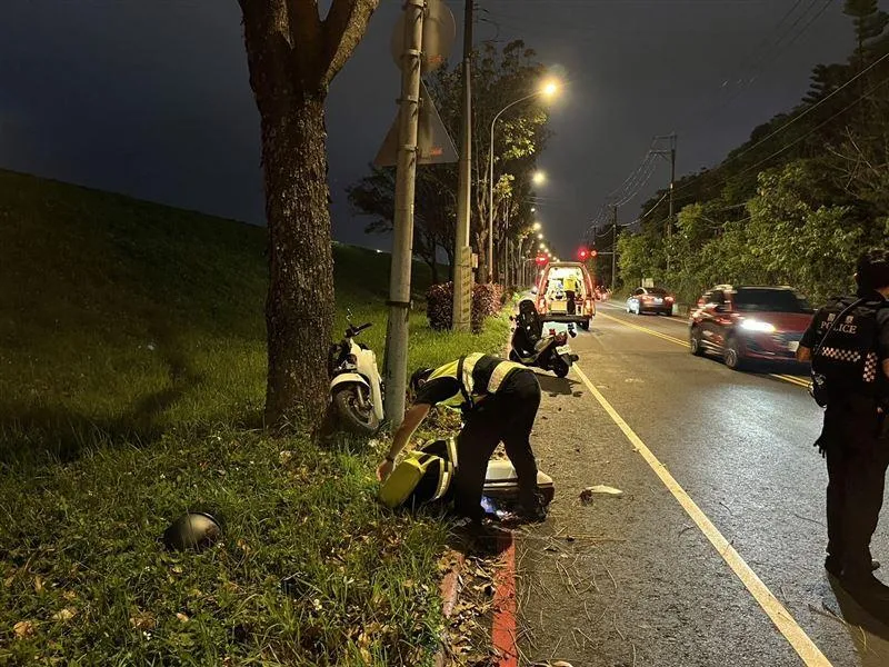 死神招手！板橋22歲男騎車疑壓到異物右衝　猛撞燈桿亡