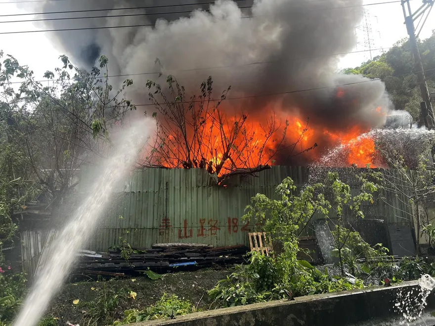 影/新莊報廢車工廠大火「烈焰沖天」竄黑煙　緊急封路