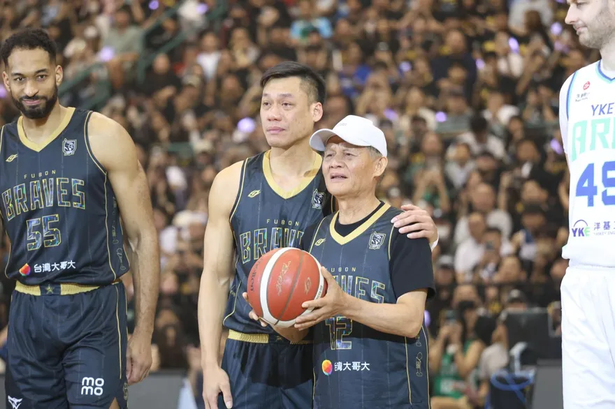 PLG/父親現身引退賽開球！林志傑「野獸淚崩」真情流露