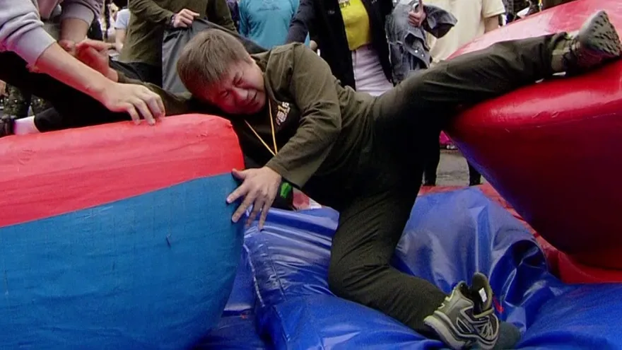 胡瓜重心不穩摔倒！錄影急交代董至成「代打」玩遊戲