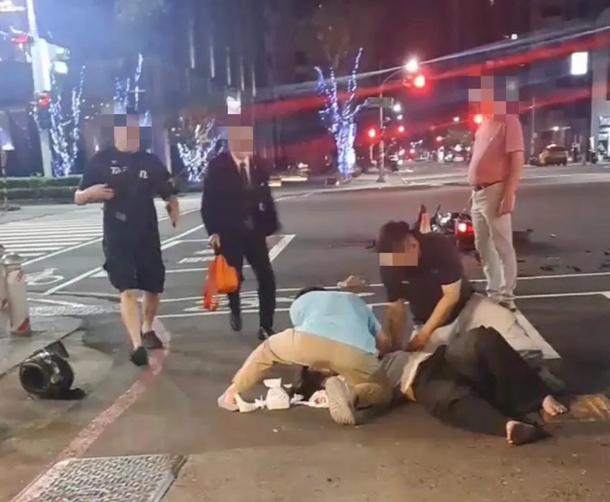 影/死神稍等幾咧！高雄「騎士遭撞飛摔車頂吐血」醫師目睹急救人