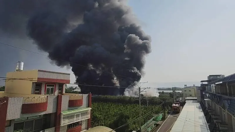 彰化田尾「紡織廠大火」全面燃燒！黑煙竄高空