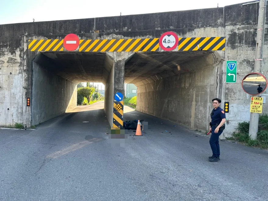 高雄外送員自撞涵洞！頭破血流大字形慘死　父悲痛送別