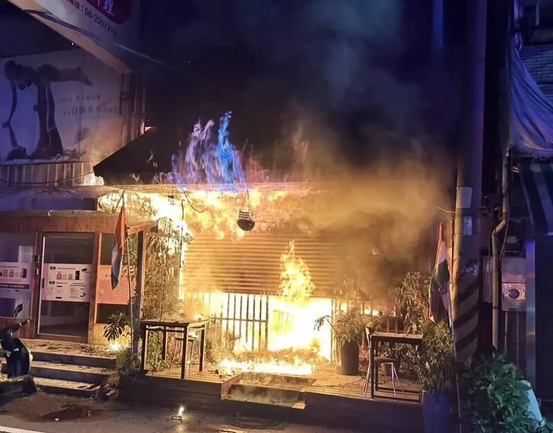 影/台南永康「印度料理店大火」！情趣用品店、香鋪慘遭波及