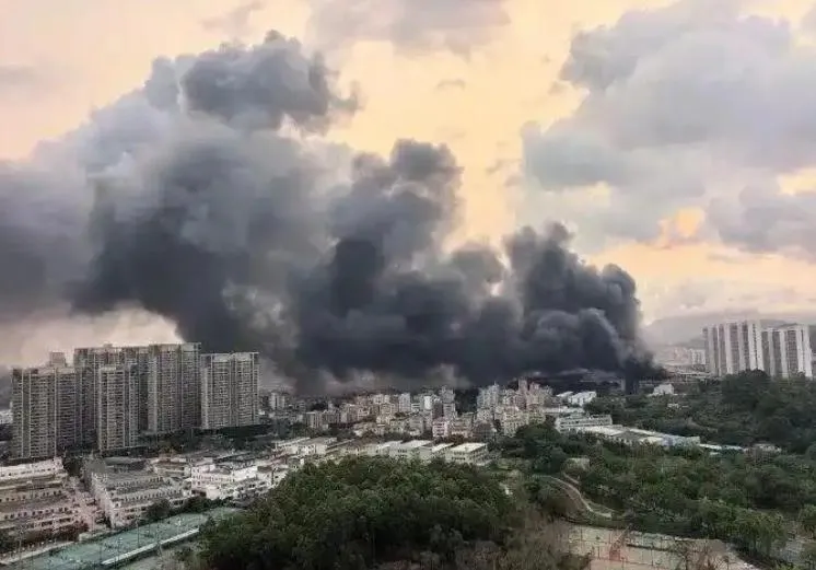 比亞迪深圳坪山基地立體車庫凌晨起火　濃煙竄天數公里外可見