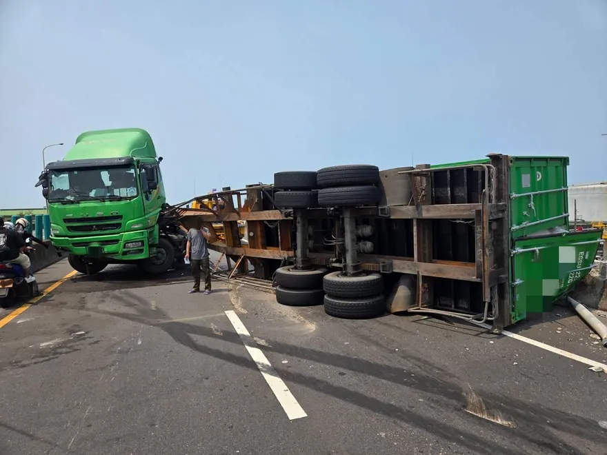影/台61線貨櫃曳引車翻覆！車頭扭轉駕駛自行脫困無人傷