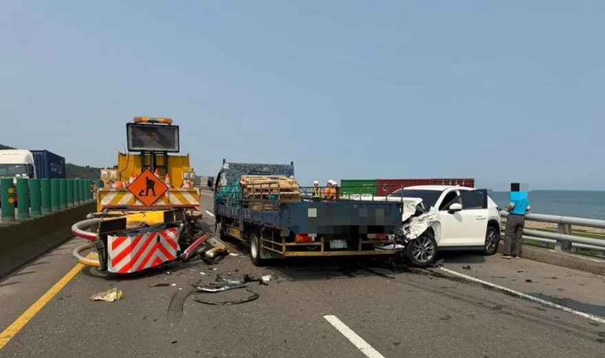 台61休旅車撞緩撞車釀連環車禍　林口段南向一度全線封閉