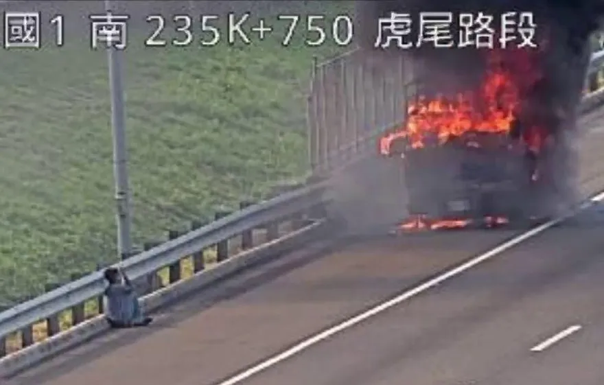 影/絕望片！國1「貨車變火球成殘骸」駕駛癱坐抱頭