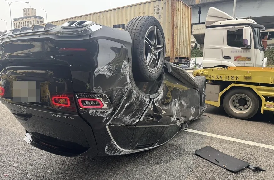 影/國道1號三重段追撞車禍　賓士車烏龜翻釀2傷