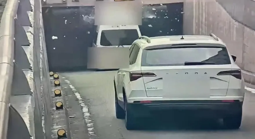 影/北市復康巴士自撞車禍　闖基隆路地下道衝撞限高桿