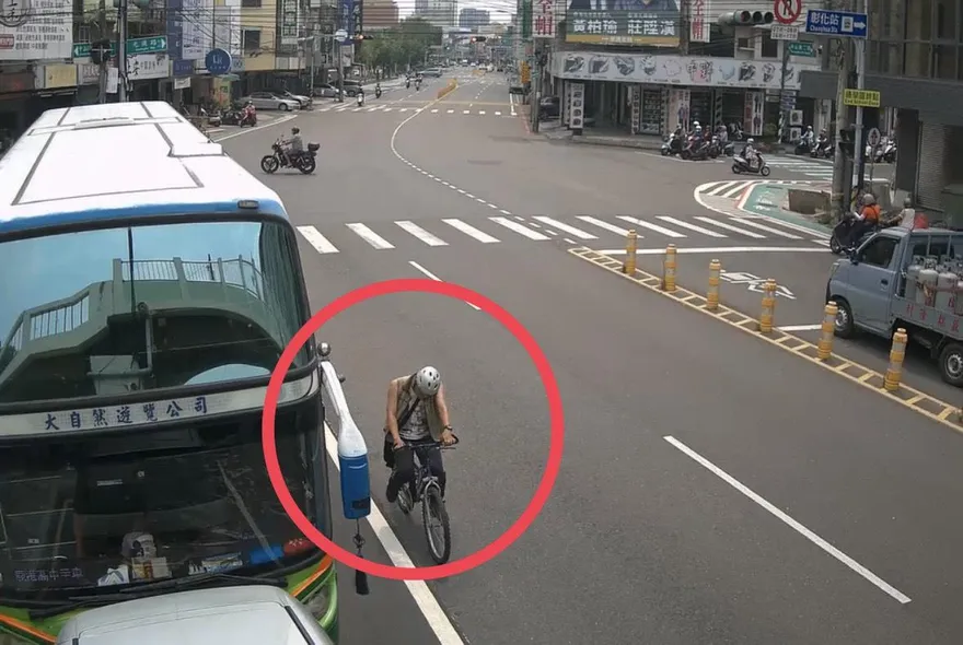影/男子騎腳踏車撞廂型車！整顆頭卡擋風玻璃　消防急救援