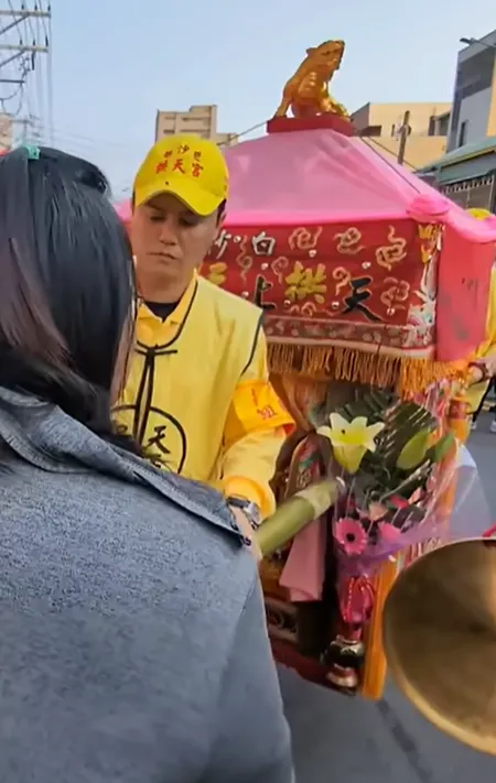 白沙屯媽祖鑾轎急轉彎停駕 ！婦人跪求幫忙　背後藏洋蔥
