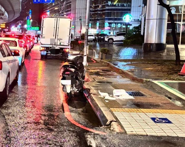 影/我被熱水器絆倒摔車了！新北中和離奇車禍直擊